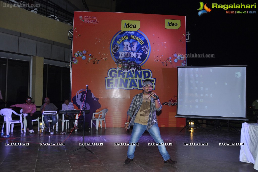 Glam & Glitz at 2012 Mirchi RJ Hunt Finale