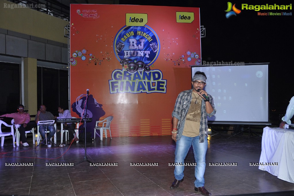 Glam & Glitz at 2012 Mirchi RJ Hunt Finale