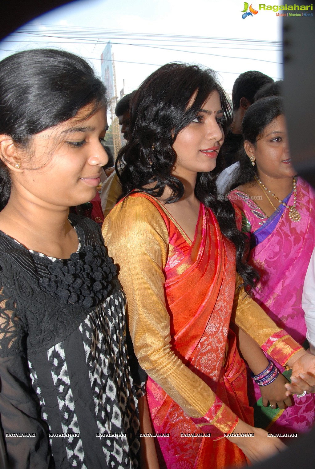 Samantha launches Kalanikethan Showroom, Kukatpally