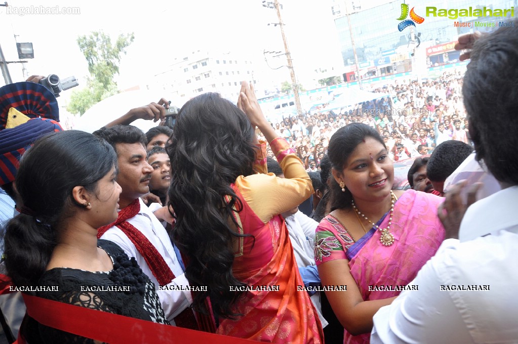 Samantha launches Kalanikethan Showroom, Kukatpally