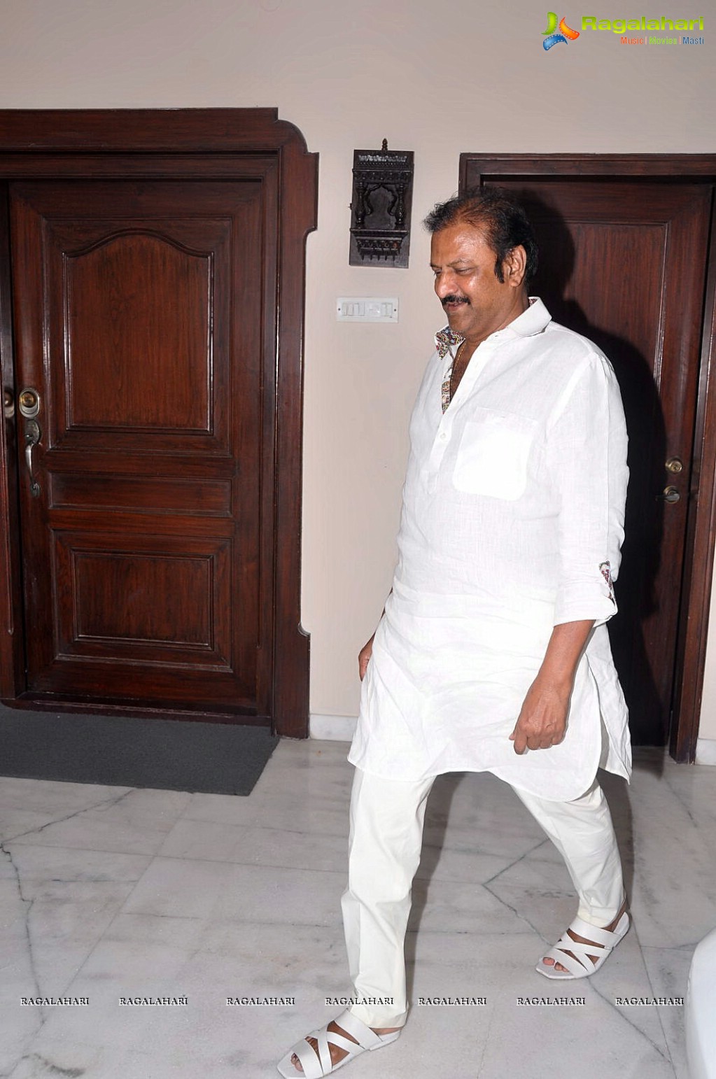 Mohan Babu gifts a big painting to ANR