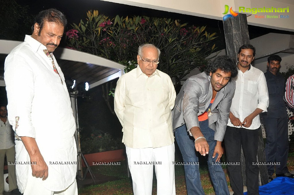 Mohan Babu gifts a big painting to ANR