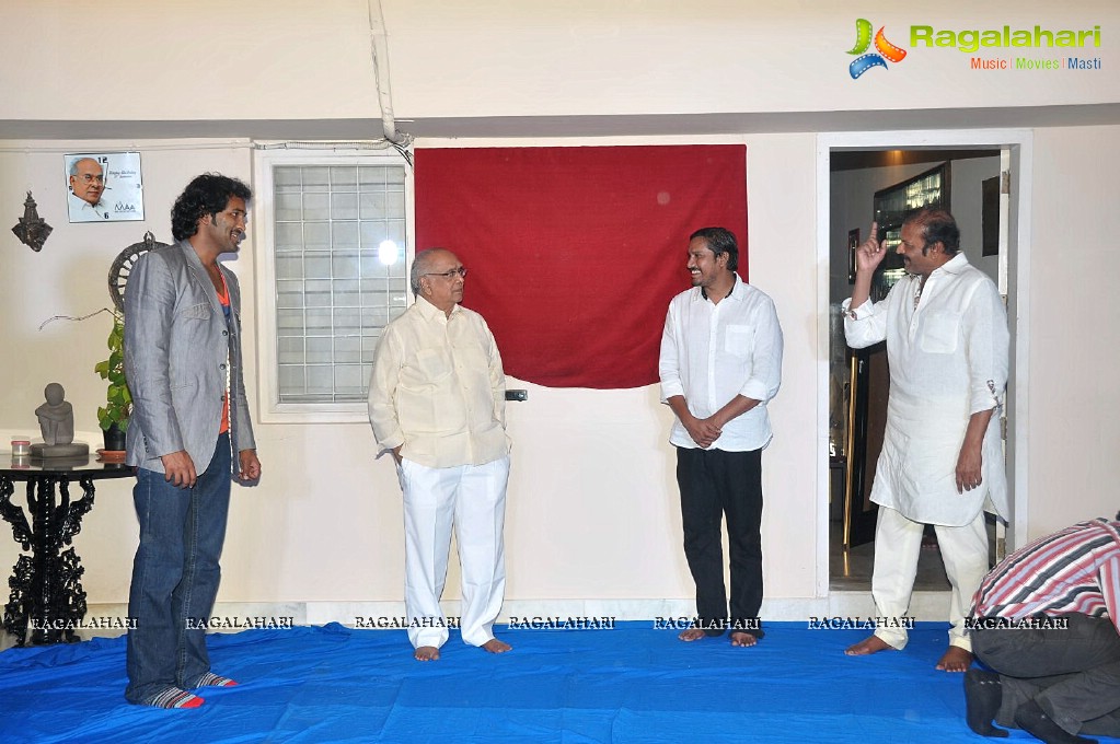 Mohan Babu gifts a big painting to ANR