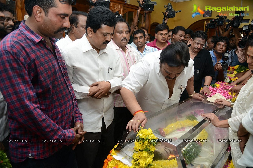 Celebrities pay tribute to Srihari (Set 1)