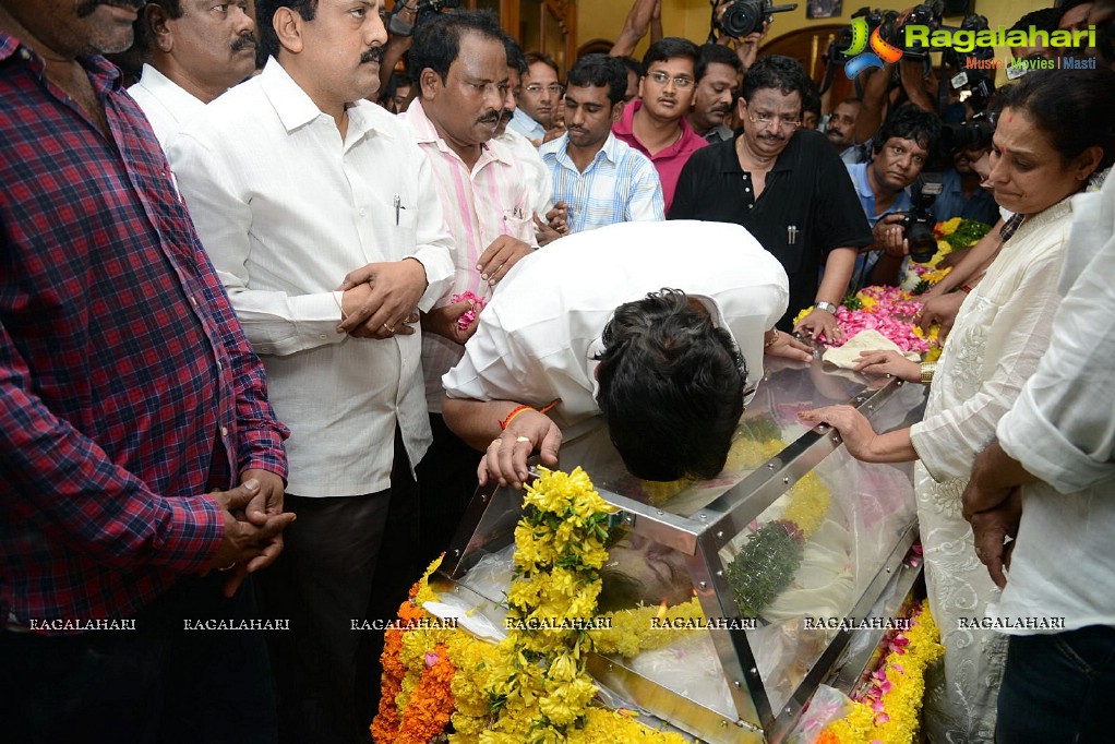 Celebrities pay tribute to Srihari (Set 1)