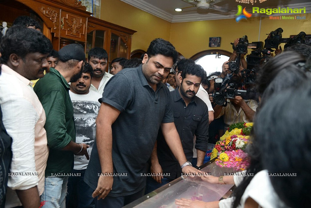 Celebrities pay tribute to Srihari (Set 1)