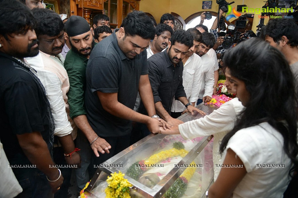 Celebrities pay tribute to Srihari (Set 1)