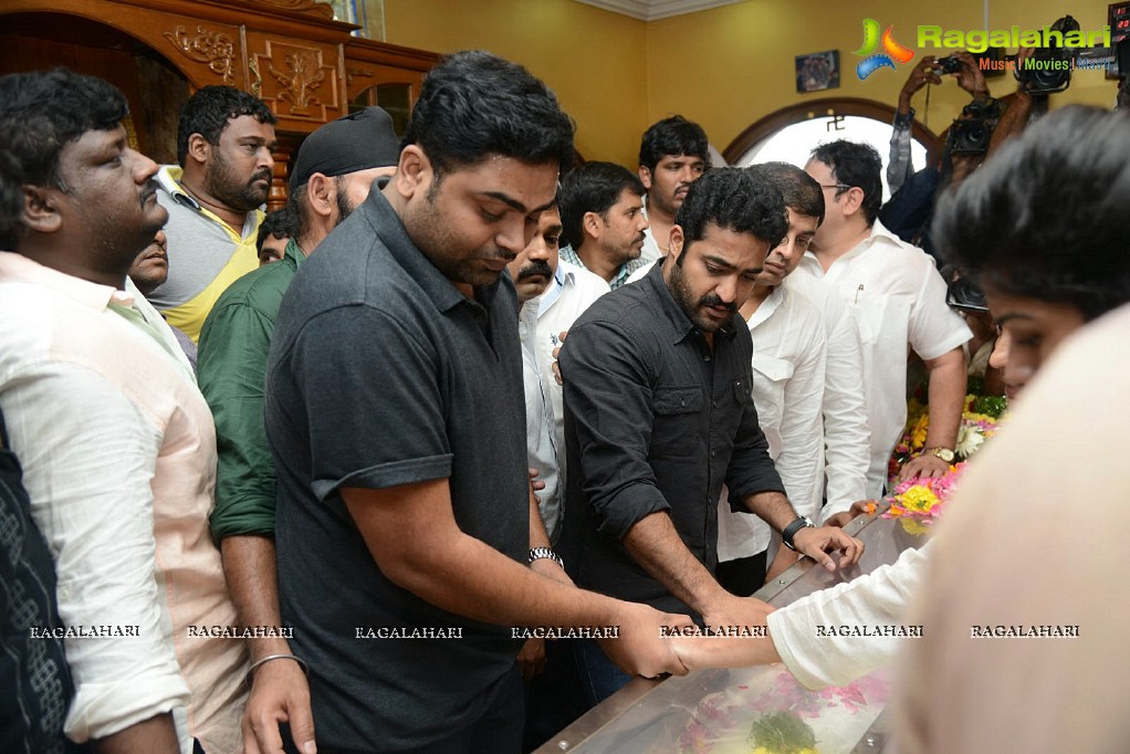 Celebrities pay tribute to Srihari (Set 1)