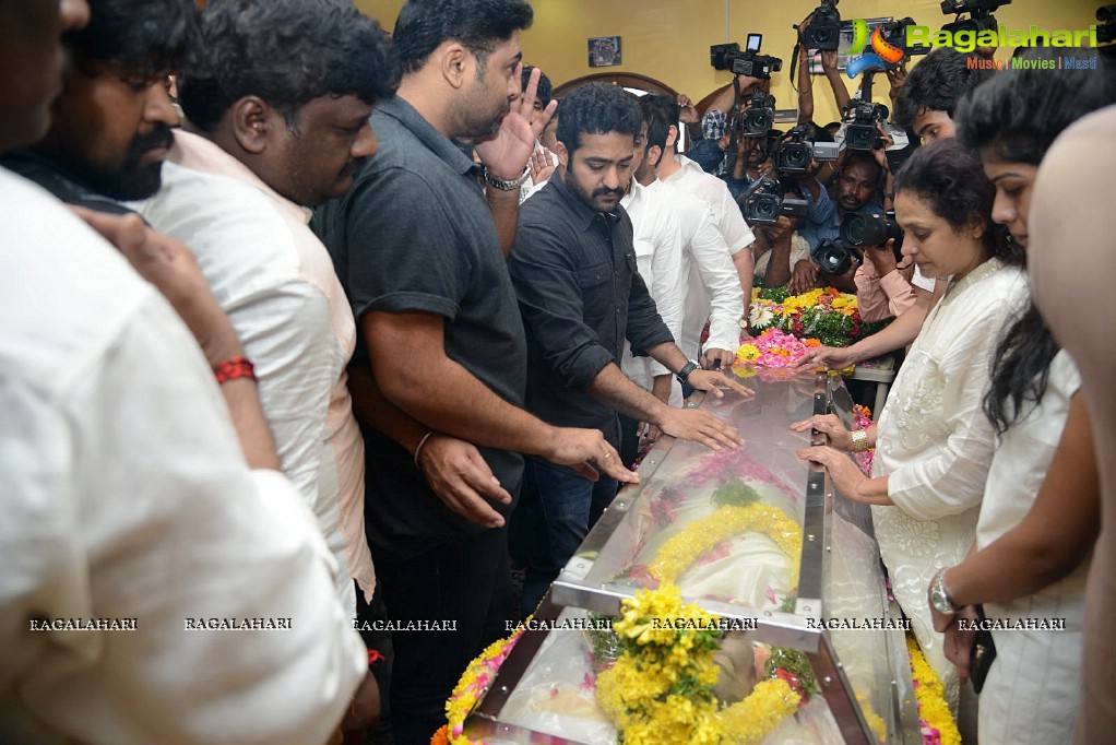 Celebrities pay tribute to Srihari (Set 1)