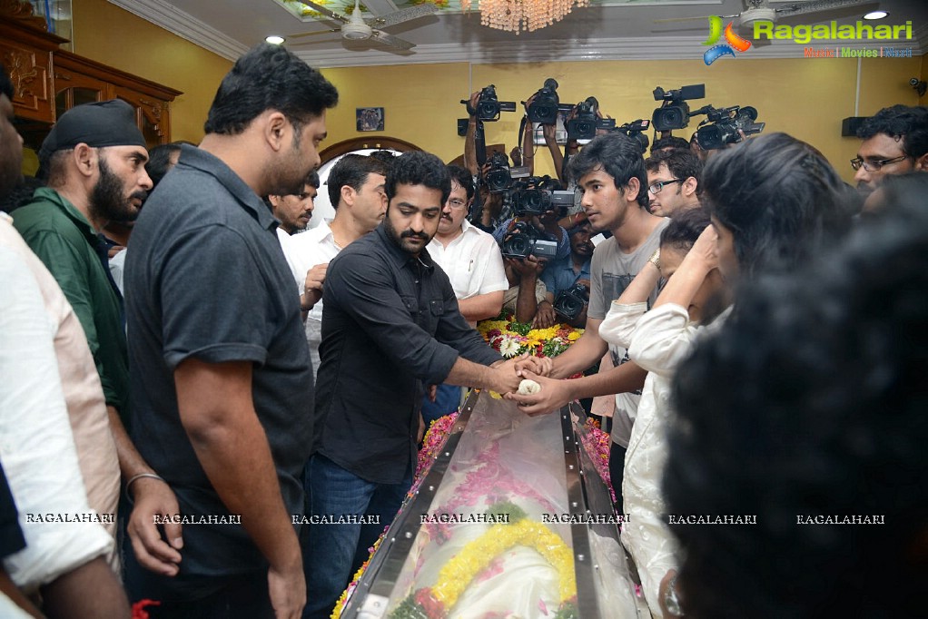 Celebrities pay tribute to Srihari (Set 1)