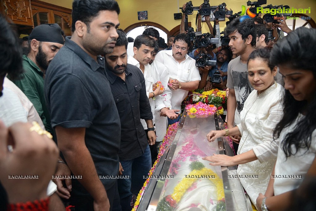 Celebrities pay tribute to Srihari (Set 1)