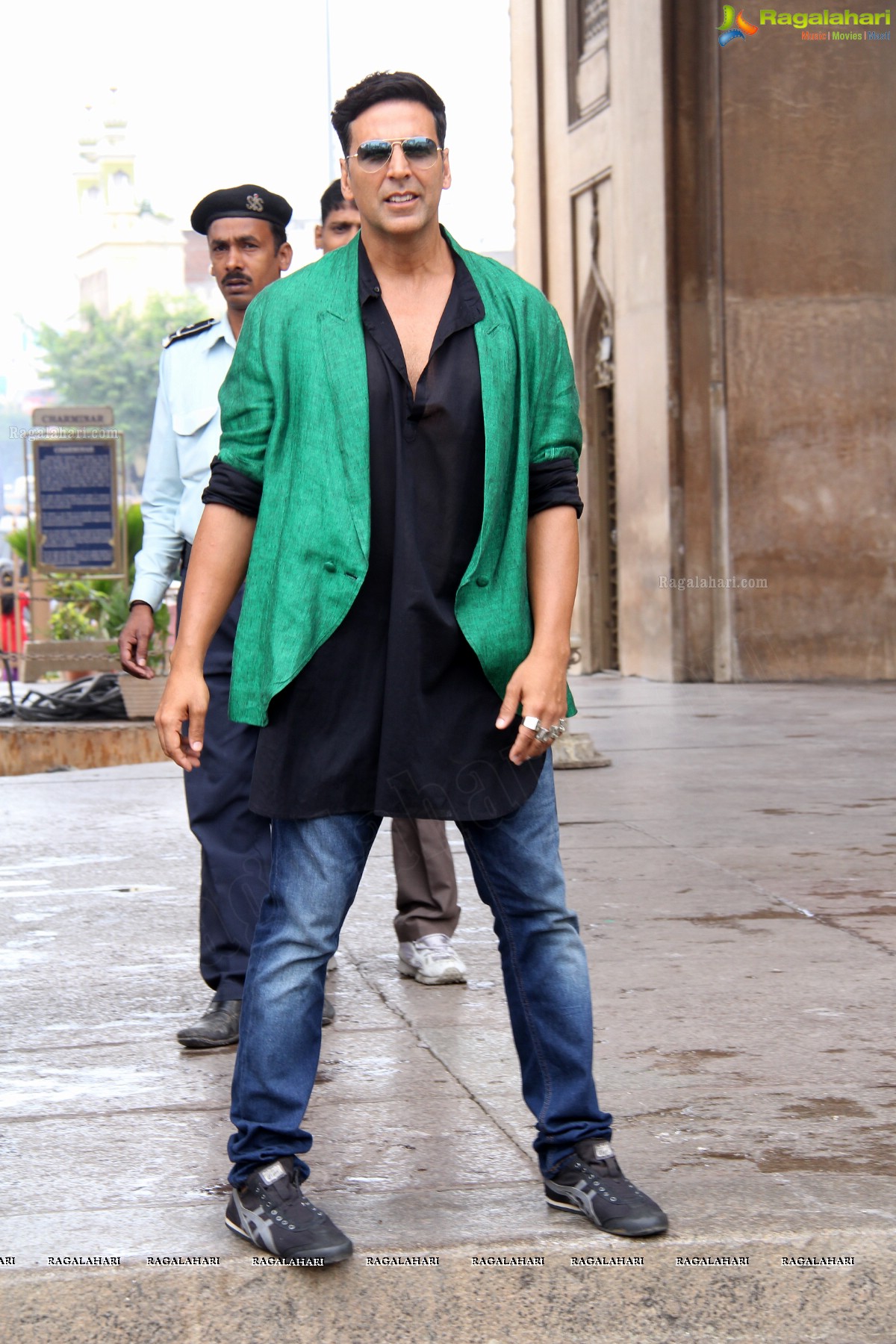 Akshay Kumar visits Charminar, Hyderabad