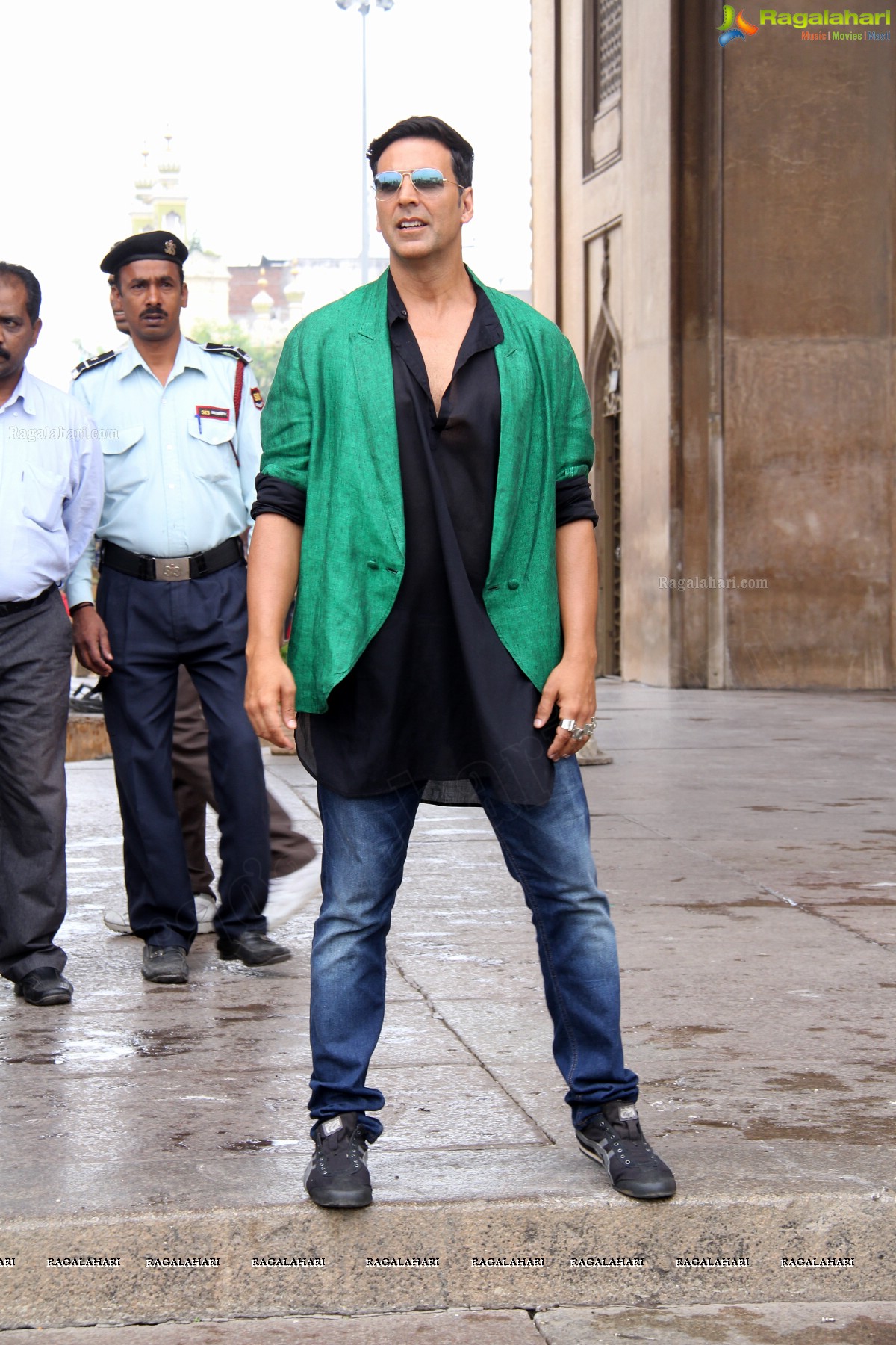 Akshay Kumar visits Charminar, Hyderabad