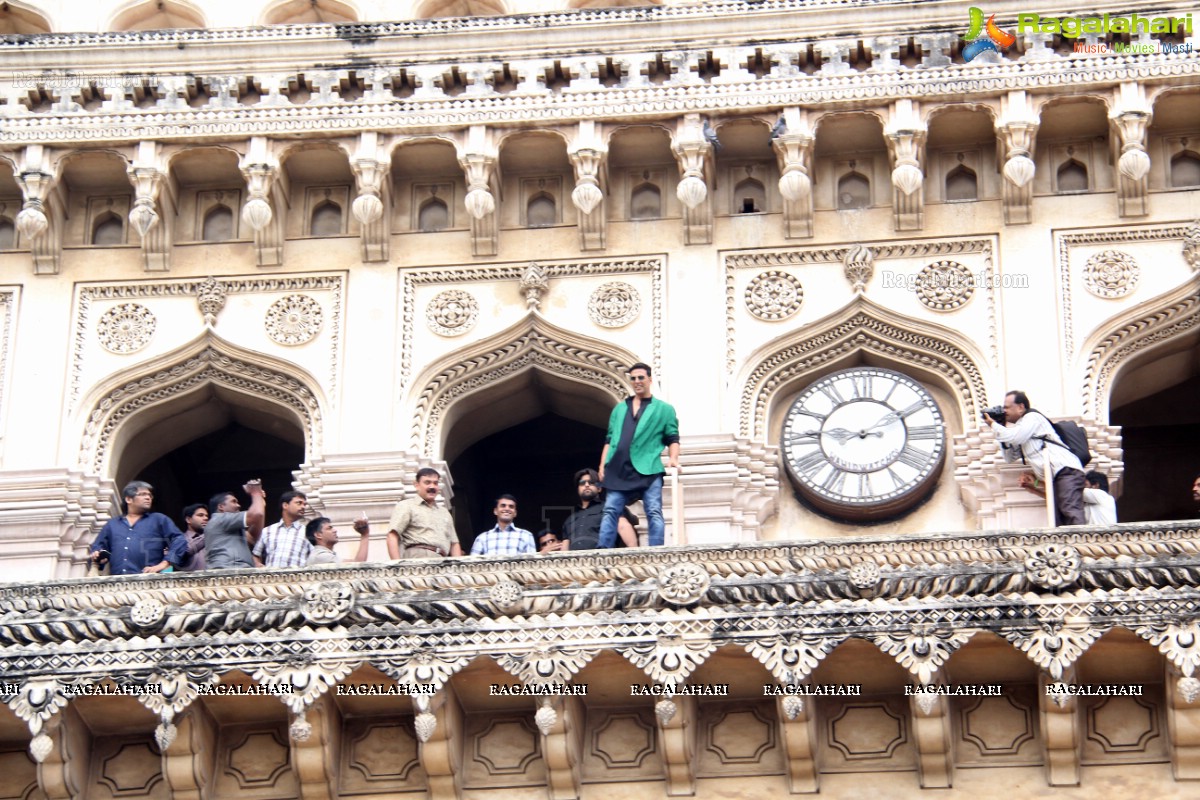 Akshay Kumar visits Charminar, Hyderabad