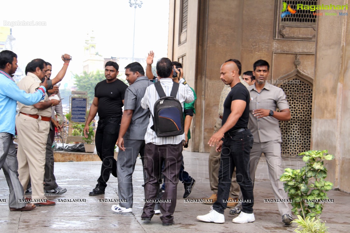 Akshay Kumar visits Charminar, Hyderabad