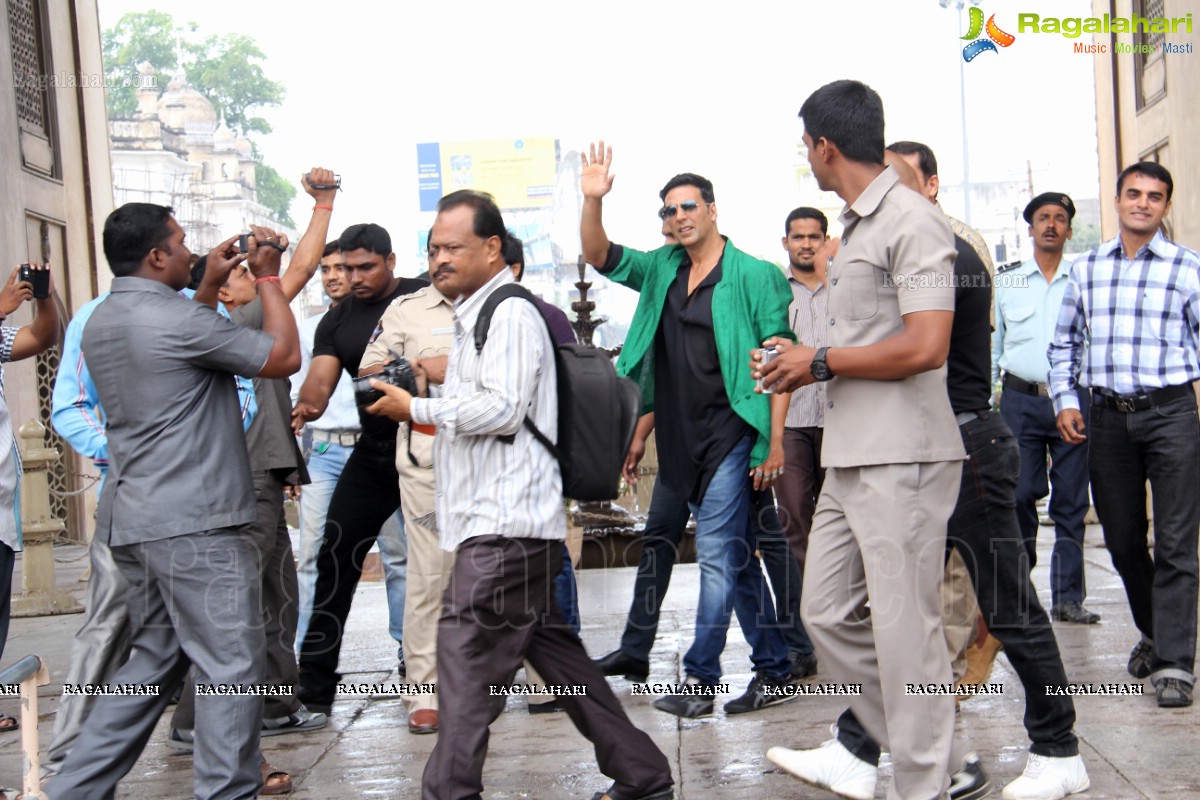 Akshay Kumar visits Charminar, Hyderabad