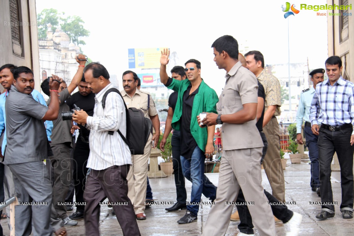 Akshay Kumar visits Charminar, Hyderabad