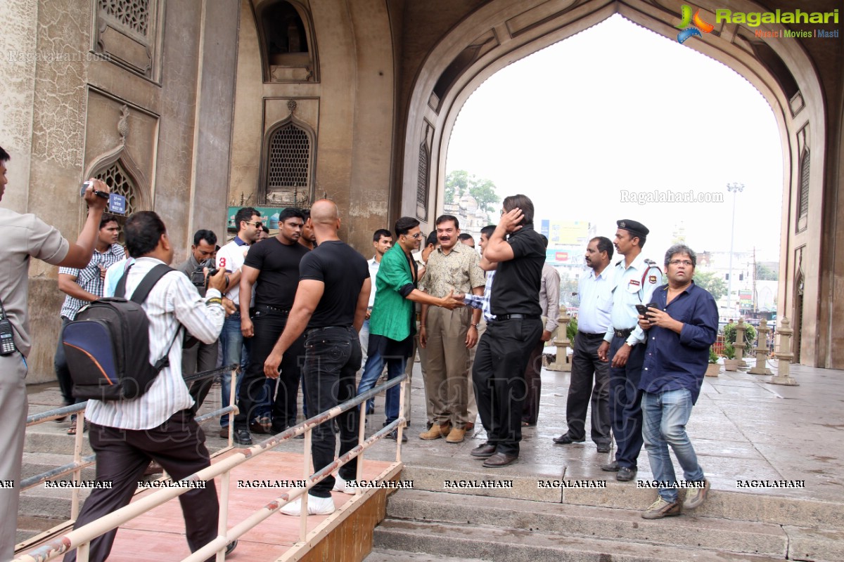 Akshay Kumar visits Charminar, Hyderabad