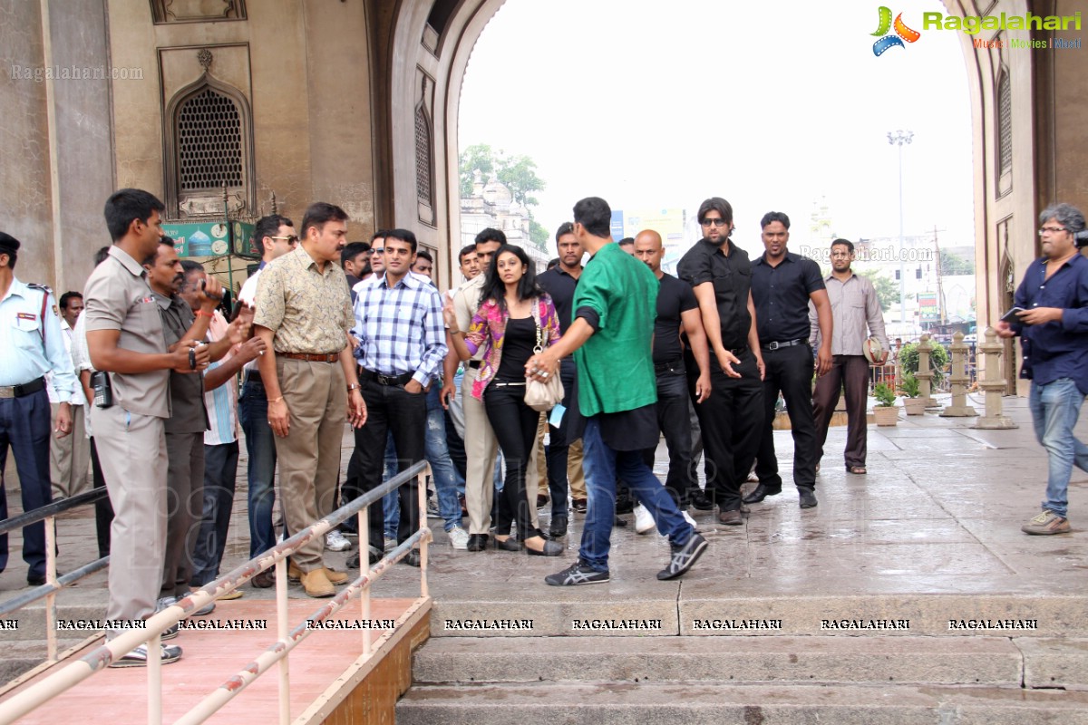 Akshay Kumar visits Charminar, Hyderabad