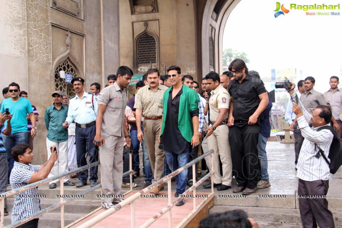 Akshay Kumar visits Charminar, Hyderabad