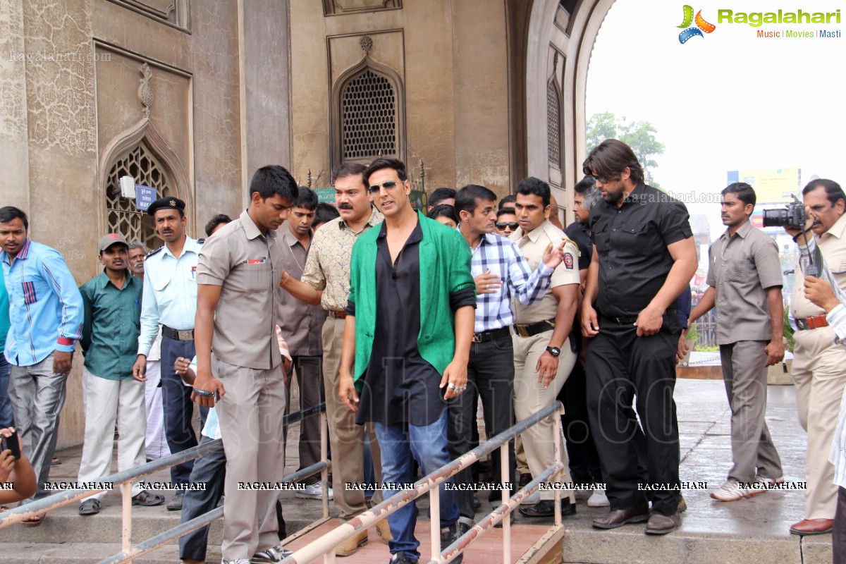 Akshay Kumar visits Charminar, Hyderabad