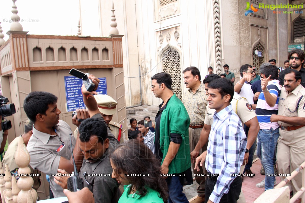 Akshay Kumar visits Charminar, Hyderabad