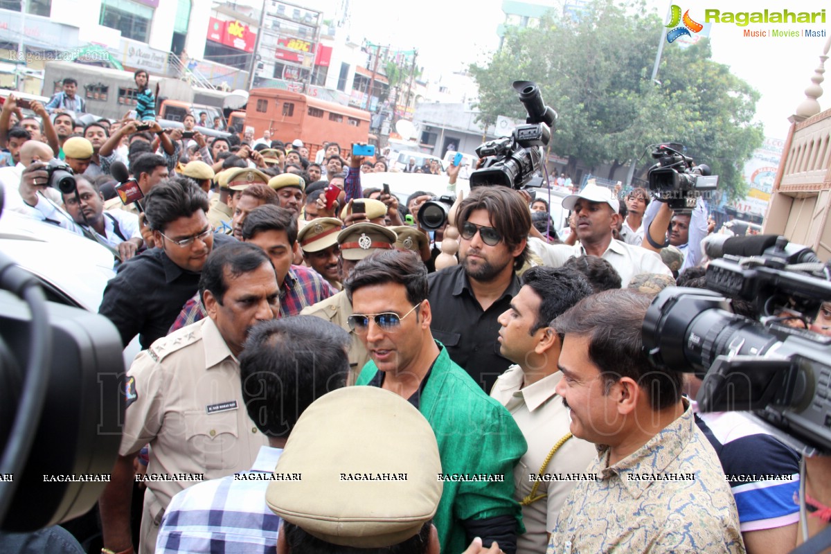 Akshay Kumar visits Charminar, Hyderabad