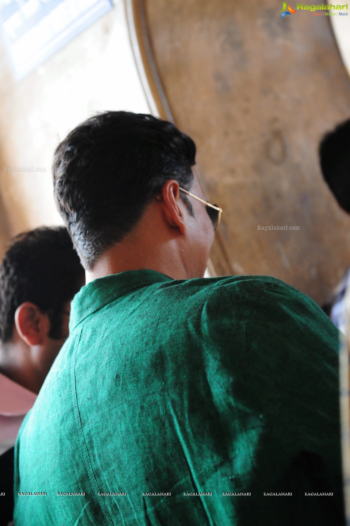 Akshay Kumar visits Charminar, Hyderabad