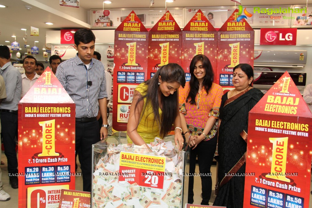 Asmitha Sood at Bajaj Electronics 1Cr Bumper Draw