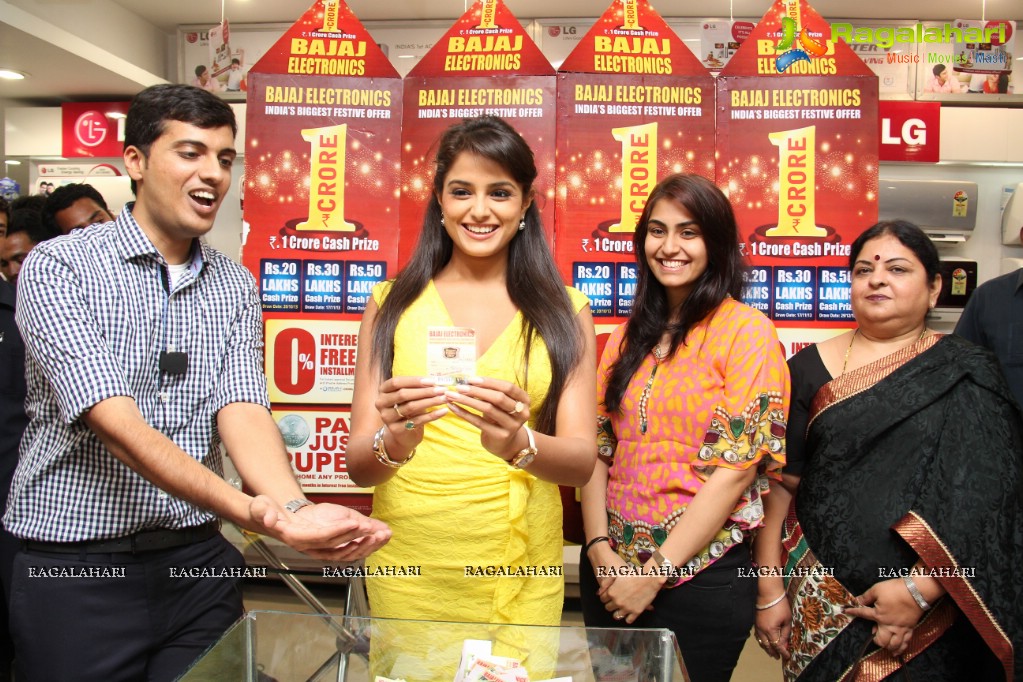 Asmitha Sood at Bajaj Electronics 1Cr Bumper Draw