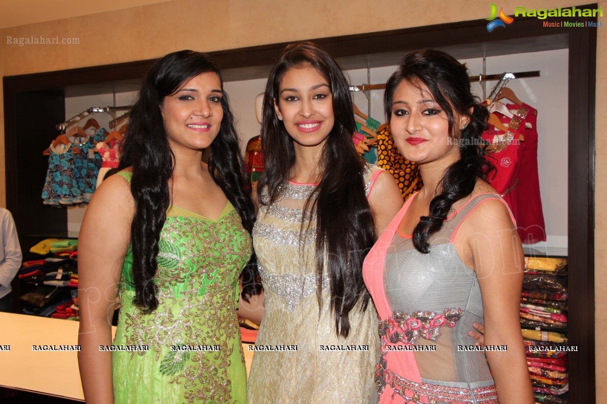 Navneet Kaur Dhillon launches Grandeur, Hyderabad