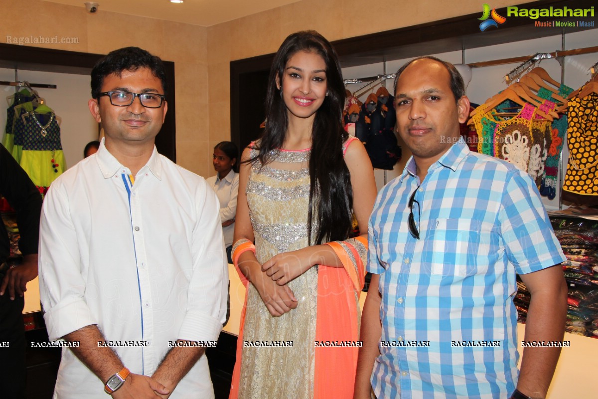 Navneet Kaur Dhillon launches Grandeur, Hyderabad