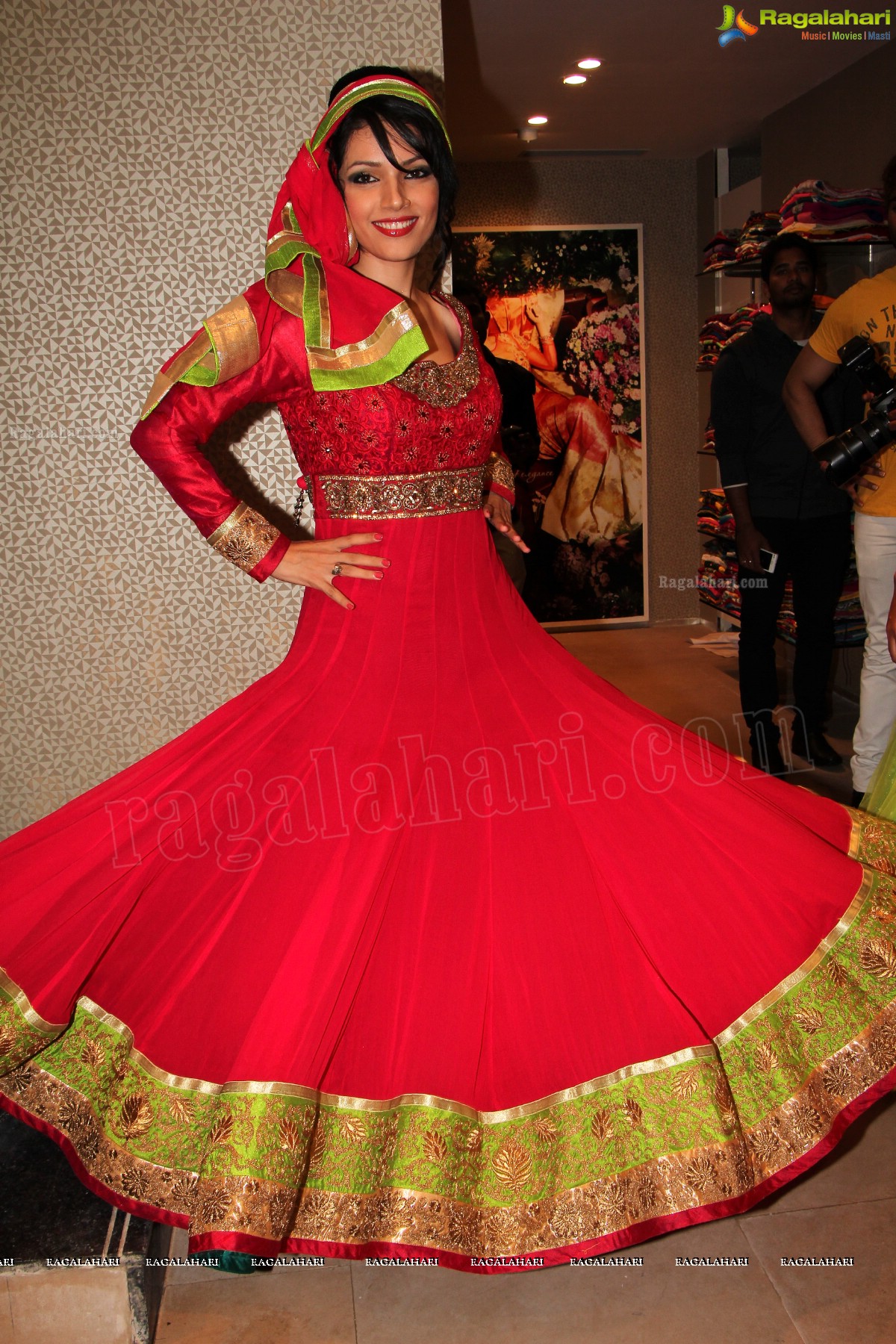 Navneet Kaur Dhillon launches Grandeur, Hyderabad