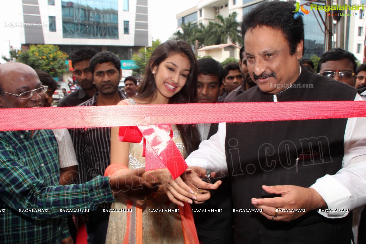 Navneet Kaur Dhillon launches Grandeur, Hyderabad