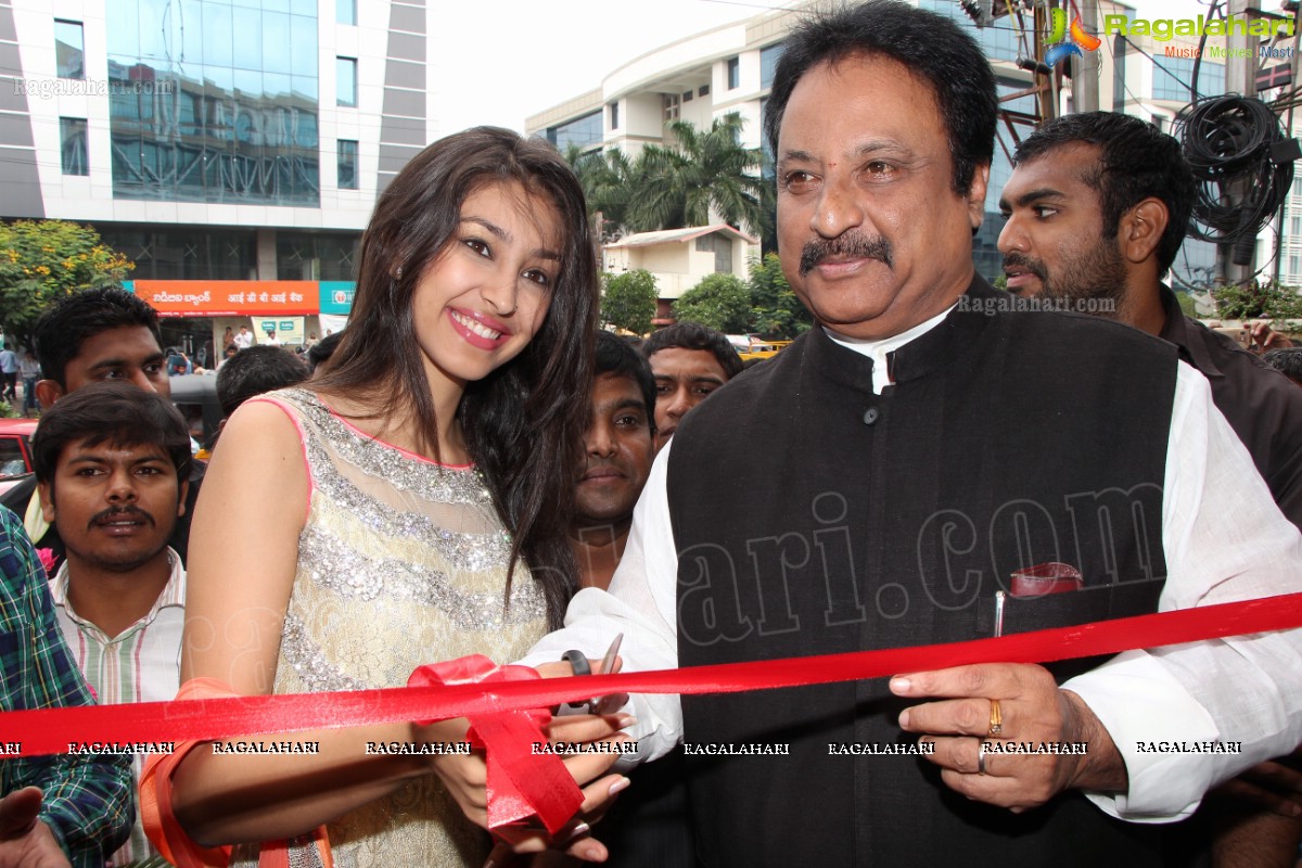 Navneet Kaur Dhillon launches Grandeur, Hyderabad