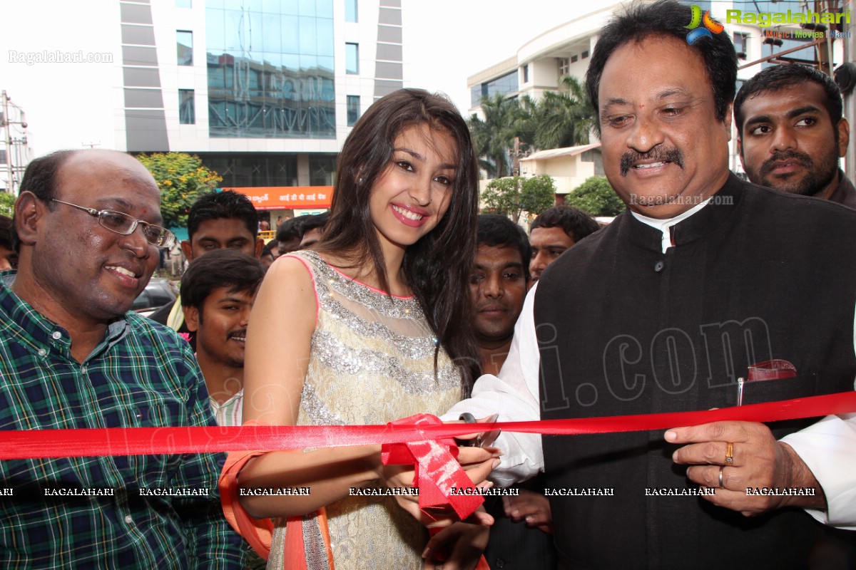 Navneet Kaur Dhillon launches Grandeur, Hyderabad