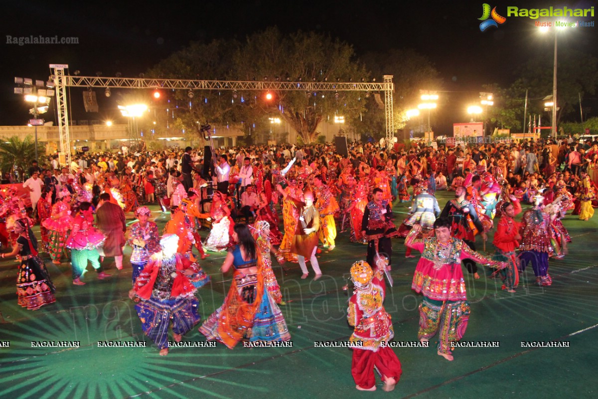 Legend Navratri Utsav 2013 Grand Finale - Judge: Bina Mehta