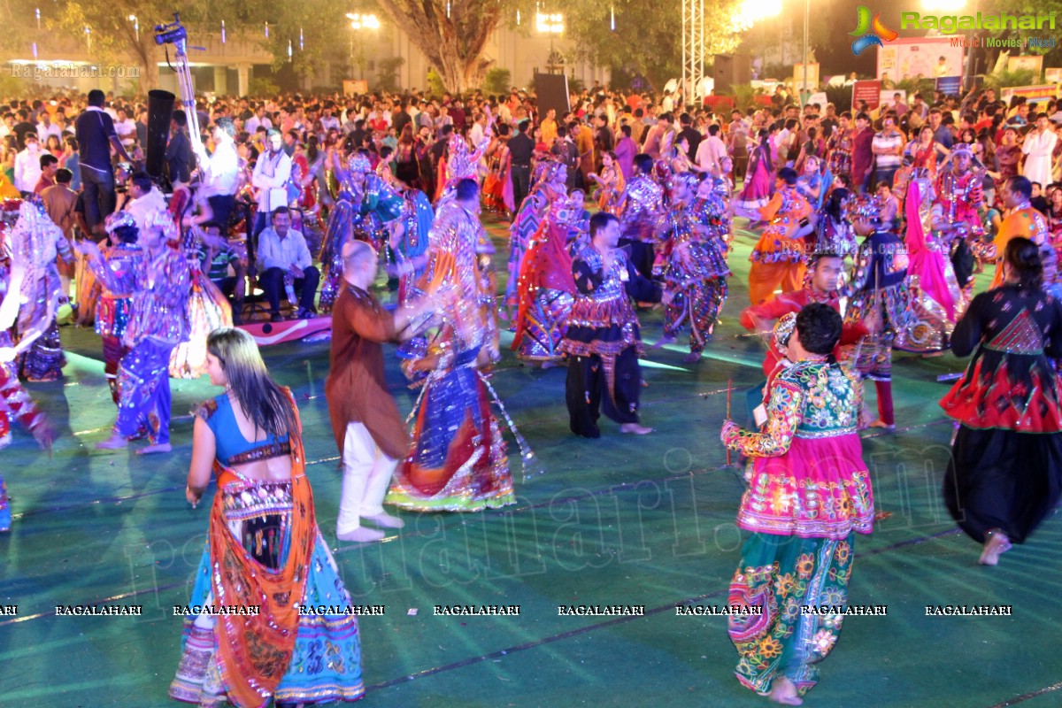 Legend Navratri Utsav 2013 Grand Finale - Judge: Bina Mehta