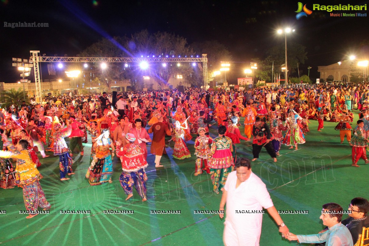 Legend Navratri Utsav 2013 Grand Finale - Judge: Bina Mehta