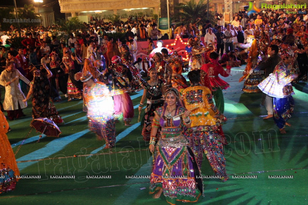 Legend Navratri Utsav 2013 Grand Finale - Judge: Bina Mehta