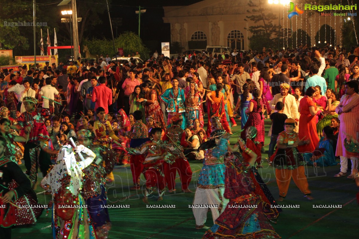 Legend Navratri Utsav 2013 Grand Finale - Judge: Bina Mehta