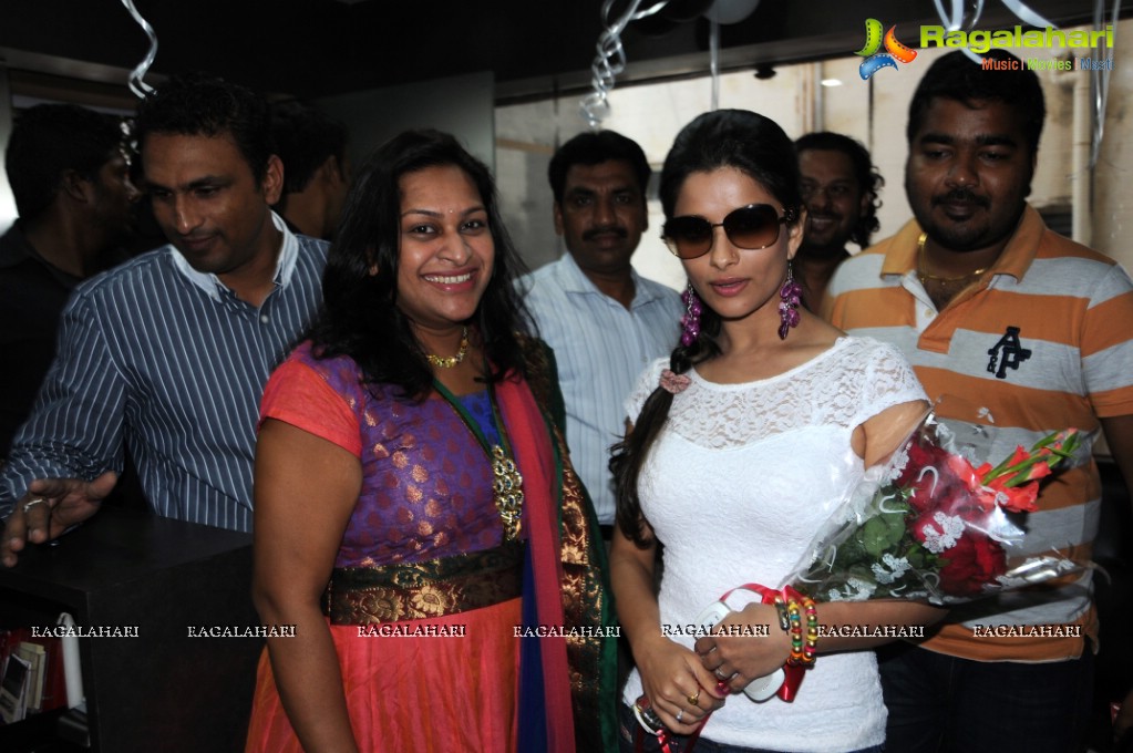 Madhurima launches Looks Salon & Spa in Hyderabad