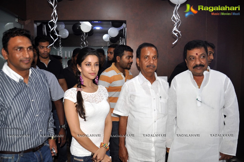 Madhurima launches Looks Salon & Spa in Hyderabad