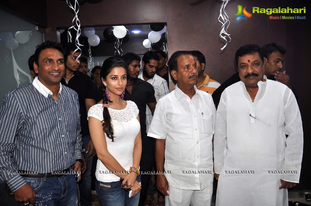 Madhurima launches Looks Salon & Spa in Hyderabad