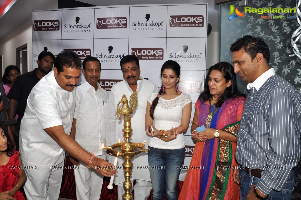 Madhurima launches Looks Salon & Spa in Hyderabad