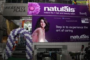 Nandita launches Naturals Ameerpet, Hyd