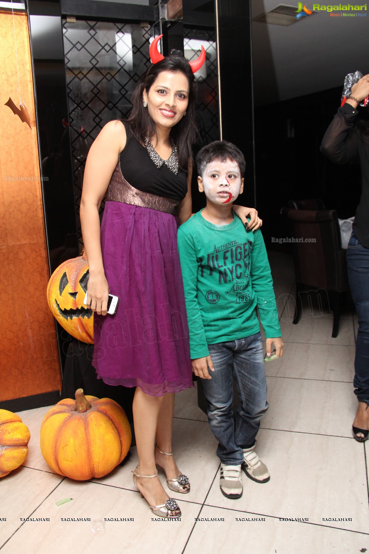 Club Se La Vie's Halloween Bash 2013 at F Cafe & Lounge, Hyderabad