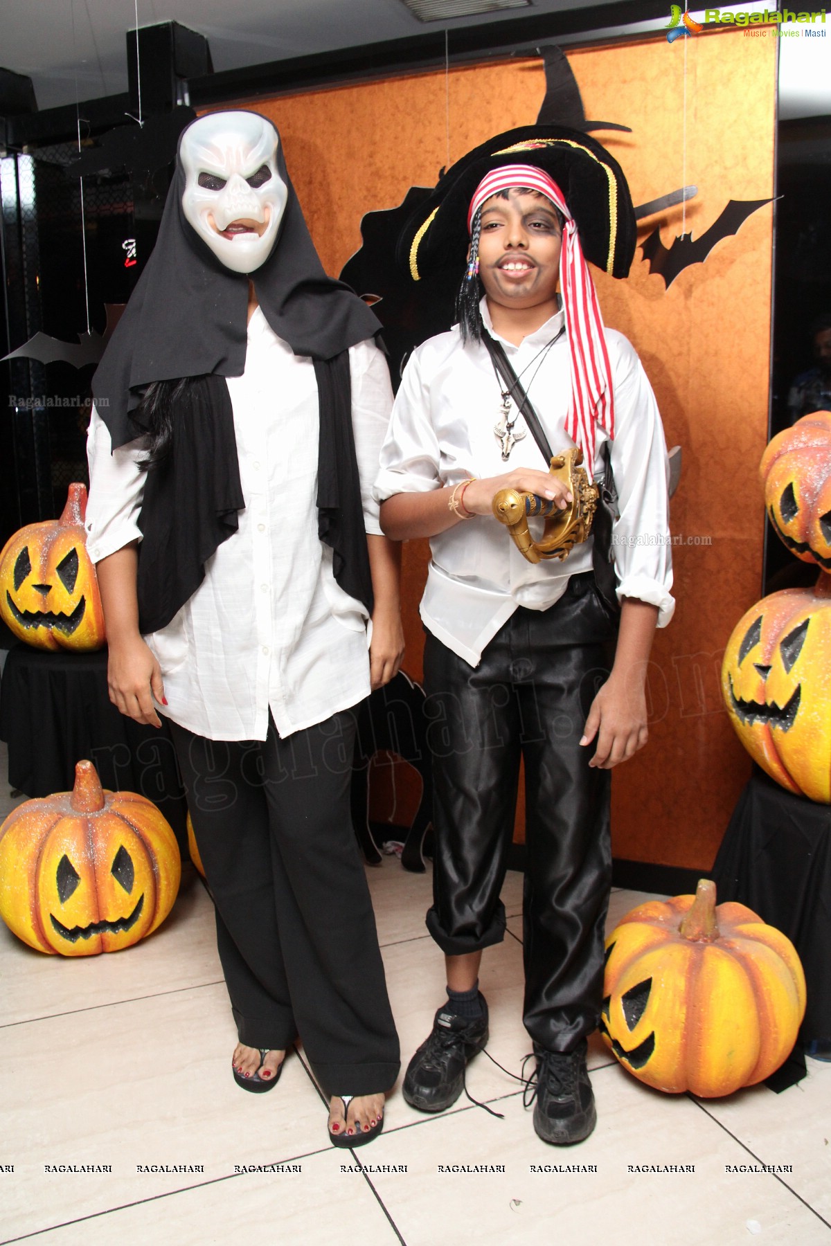 Club Se La Vie's Halloween Bash 2013 at F Cafe & Lounge, Hyderabad