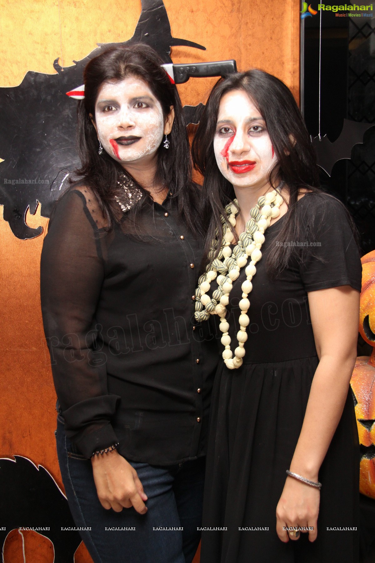 Club Se La Vie's Halloween Bash 2013 at F Cafe & Lounge, Hyderabad