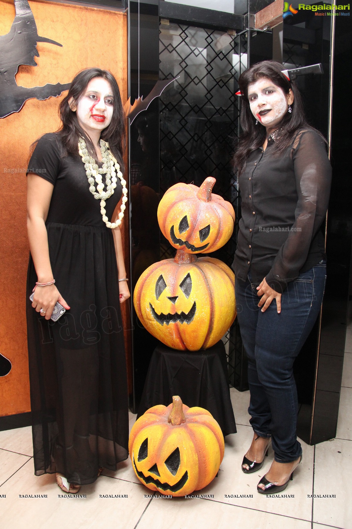 Club Se La Vie's Halloween Bash 2013 at F Cafe & Lounge, Hyderabad